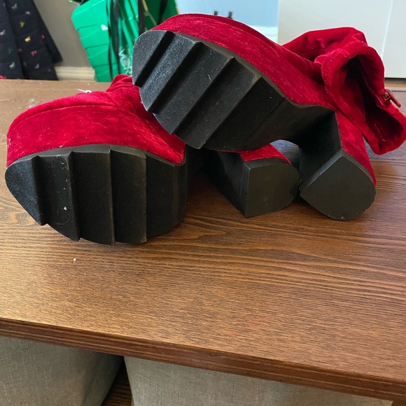 YRU deadstock red velvet labrynth ankle boots  US size 7 - Picture 3 of 4